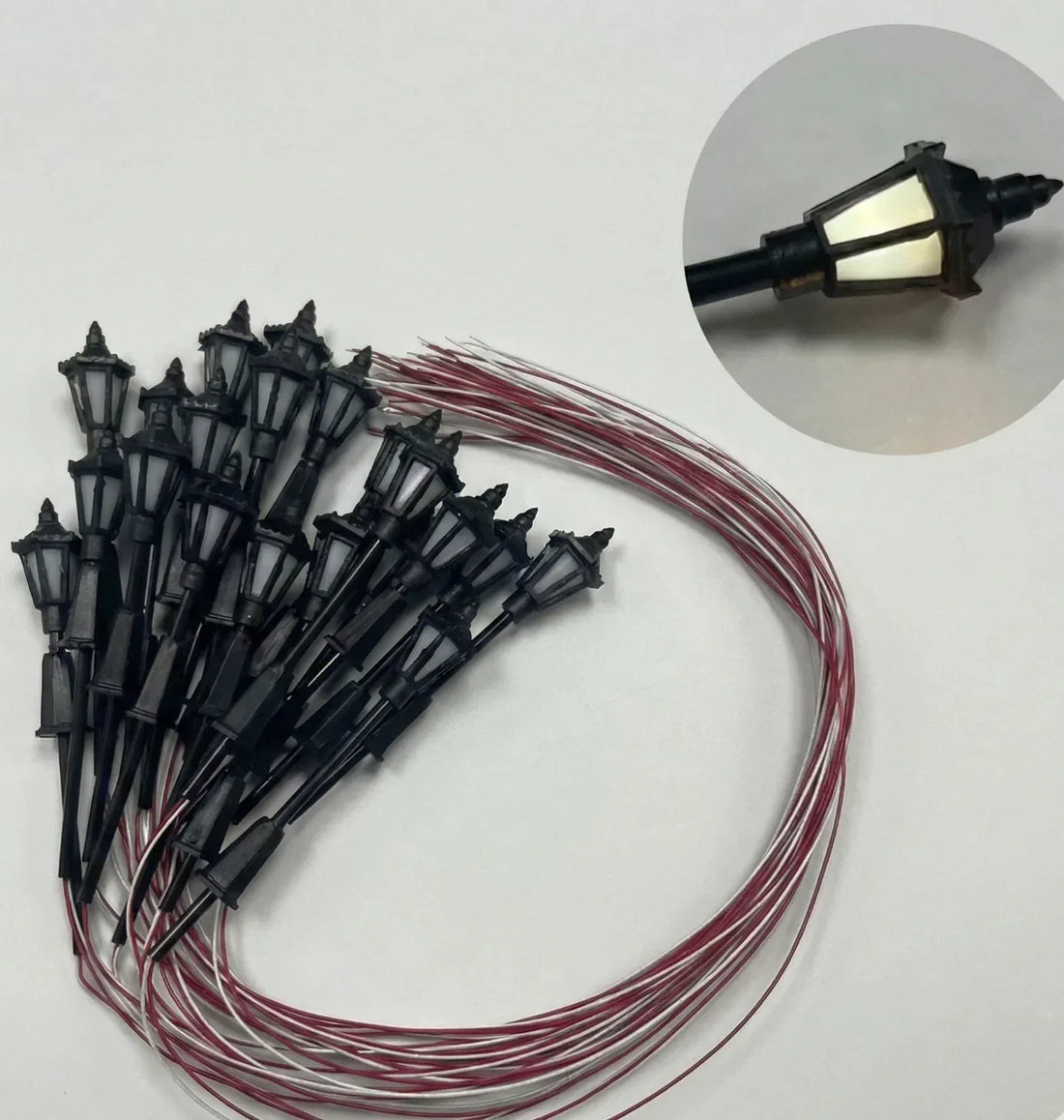 Warmweiße LED-Gaslaternen als Beispiel für Modellbahn-Beleuchtung