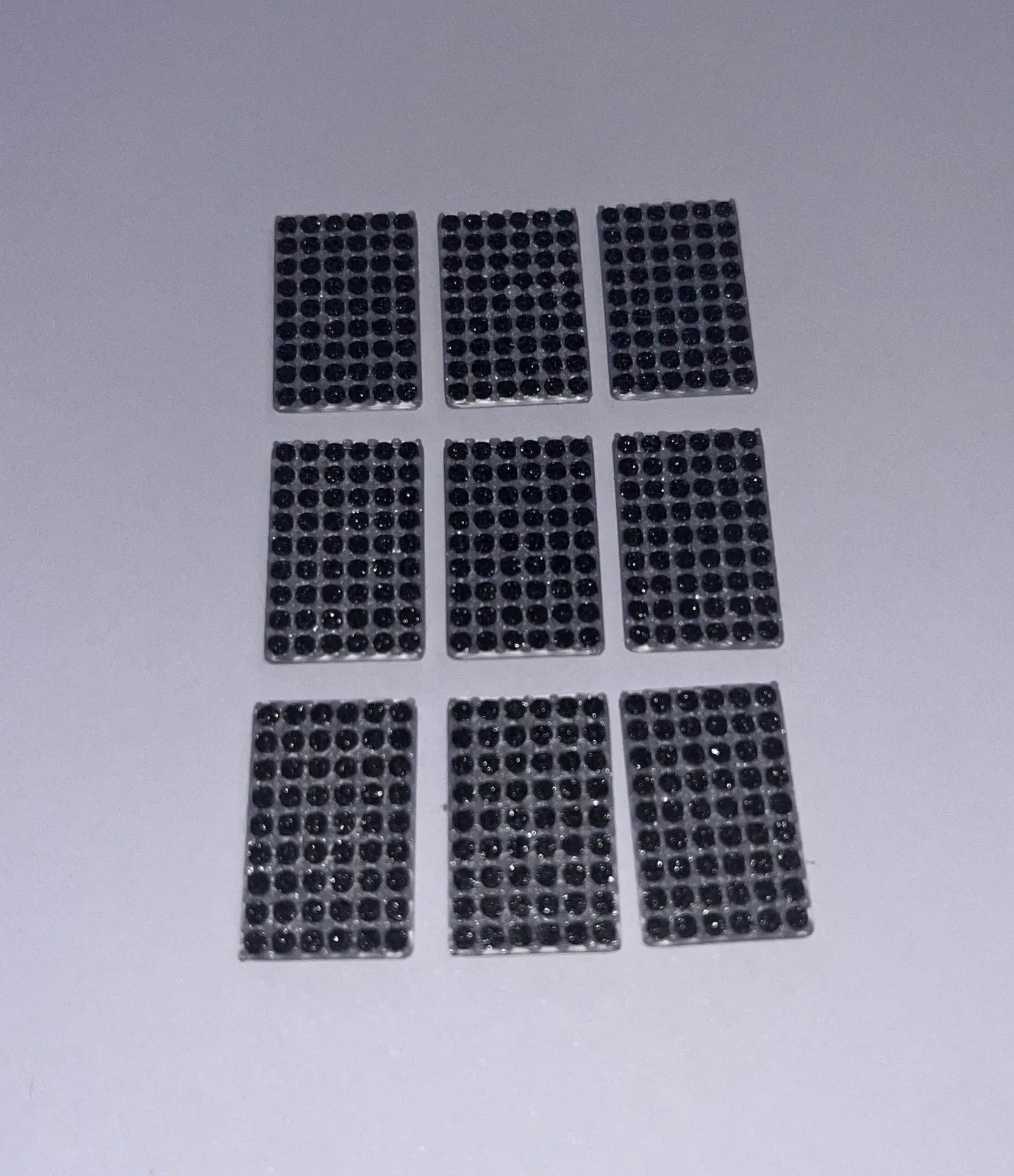 Schwarze Solarpanel-Attrappen für Modellgebäude